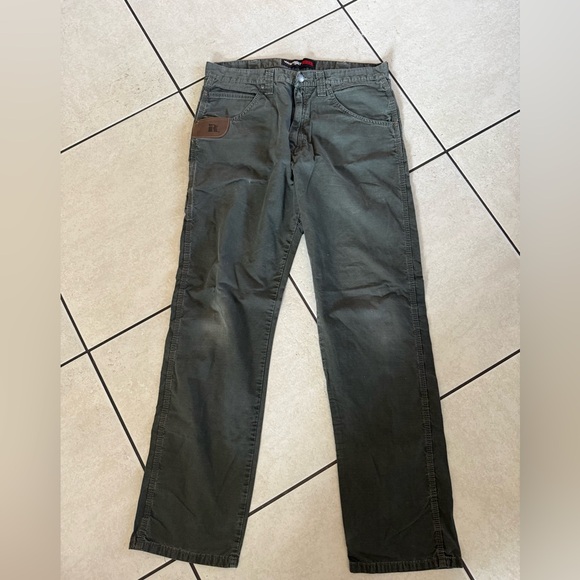 Wrangler Men's Cargo Pants in Olive Green - Picture 1 of 8